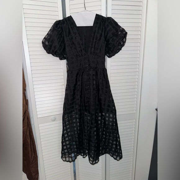 Midi black dress with puff sleeves and grid texture - Picture 2 of 4